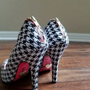 Betsey Johnson sz 7.5 black white pattern heels